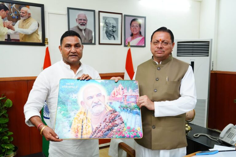 भीमताल विधानसभा के चाफी-अल्चौना-ताड़ा मोटर मार्ग के डामरीकरण की स्वीकृति की जानकारी देते मंत्री राम सिंह कैड़ा।