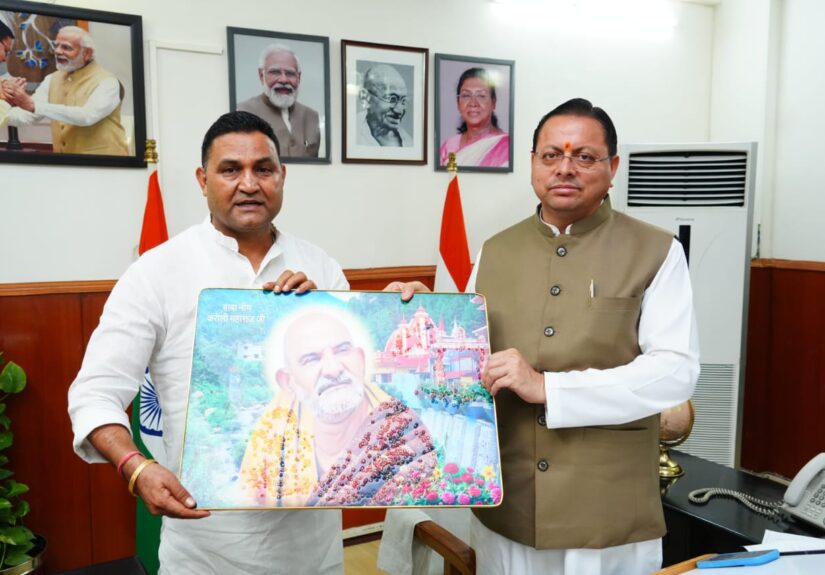 भीमताल विधानसभा के चाफी-अल्चौना-ताड़ा मोटर मार्ग के डामरीकरण की स्वीकृति की जानकारी देते मंत्री राम सिंह कैड़ा।