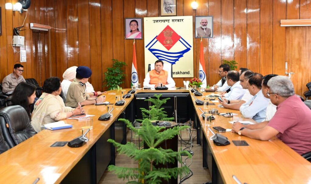 चारधाम एवं हेमकुंड साहिब यात्रा को लेकर सचिवालय में अधिकारियों के साथ बैठक करते मुख्यमंत्री पुष्कर सिंह धामी