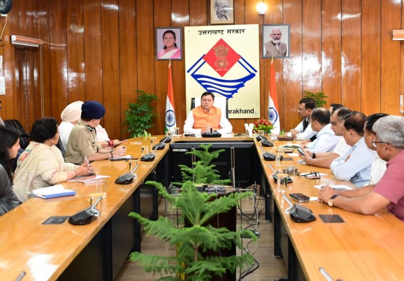 चारधाम एवं हेमकुंड साहिब यात्रा को लेकर सचिवालय में अधिकारियों के साथ बैठक करते मुख्यमंत्री पुष्कर सिंह धामी