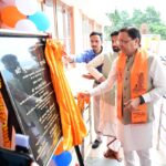 मुख्यमंत्री पुष्कर सिंह धामी चंपावत जिला चिकित्सालय में अत्याधुनिक MRI मशीन का लोकार्पण करते हुए।