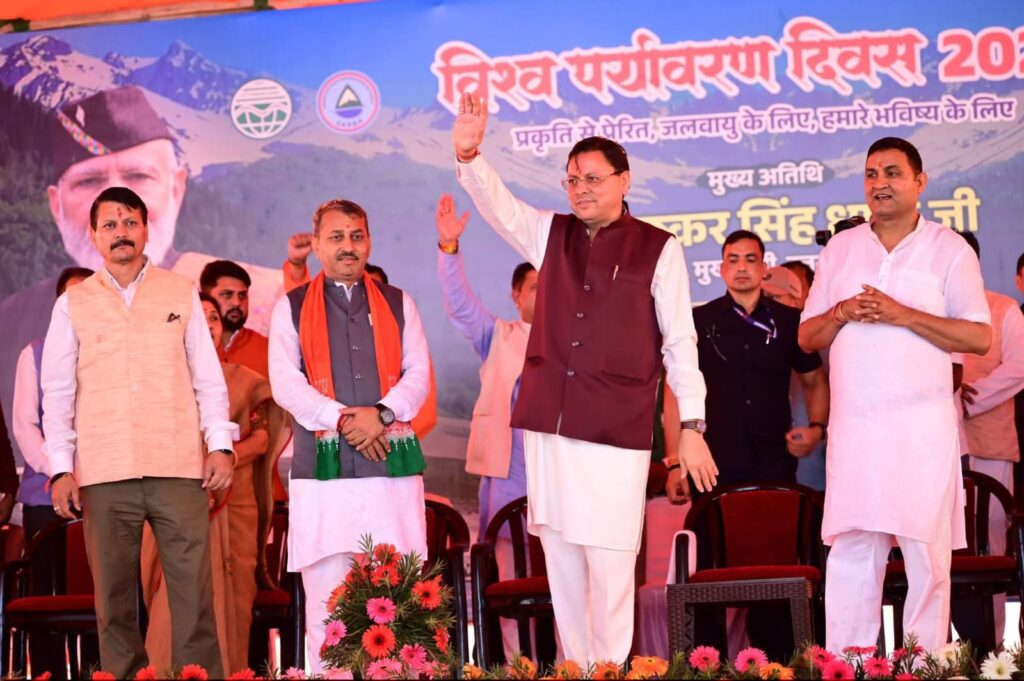 मुख्यमंत्री पुष्कर सिंह धामी भीमताल में 96.71 करोड़ रुपये की विकास योजनाओं का लोकार्पण और शिलान्यास करते हुए