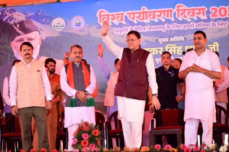 मुख्यमंत्री पुष्कर सिंह धामी भीमताल में 96.71 करोड़ रुपये की विकास योजनाओं का लोकार्पण और शिलान्यास करते हुए