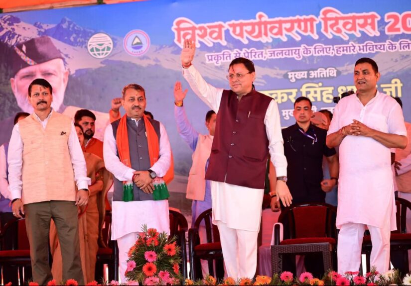 मुख्यमंत्री पुष्कर सिंह धामी भीमताल में 96.71 करोड़ रुपये की विकास योजनाओं का लोकार्पण और शिलान्यास करते हुए