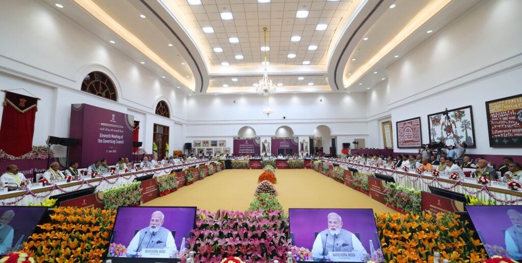 नीति आयोग की बैठक में मुख्यमंत्री पुष्कर सिंह धामी उत्तराखंड के विकास का रोडमैप प्रस्तुत करते हुए