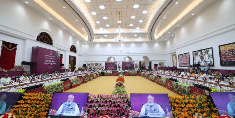नीति आयोग की बैठक में मुख्यमंत्री पुष्कर सिंह धामी उत्तराखंड के विकास का रोडमैप प्रस्तुत करते हुए