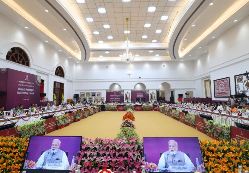 नीति आयोग की बैठक में मुख्यमंत्री पुष्कर सिंह धामी उत्तराखंड के विकास का रोडमैप प्रस्तुत करते हुए