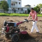 खटीमा में खेत की जुताई करते मुख्यमंत्री पुष्कर सिंह धामी