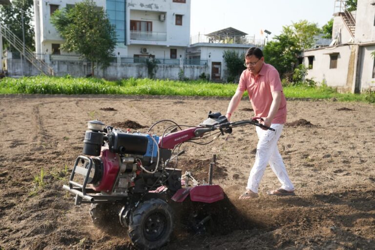 खटीमा में खेत की जुताई करते मुख्यमंत्री पुष्कर सिंह धामी