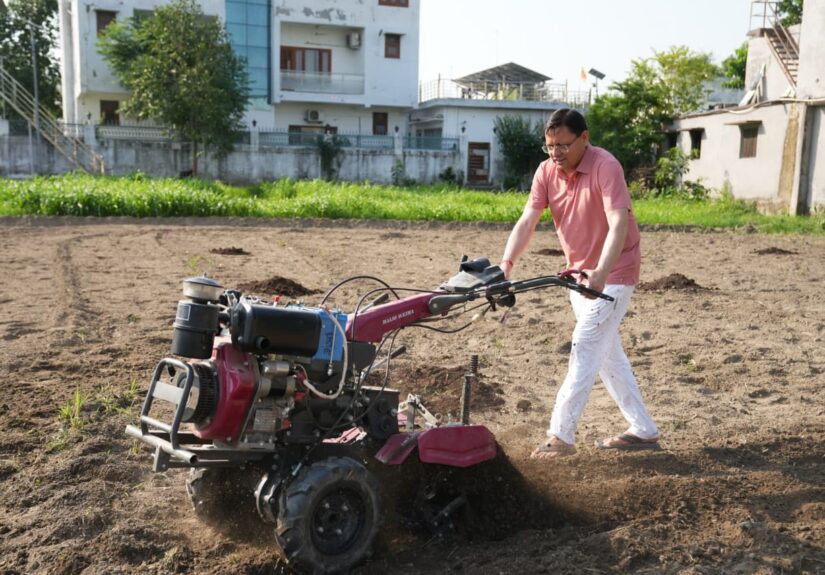 खटीमा में खेत की जुताई करते मुख्यमंत्री पुष्कर सिंह धामी