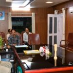 माध्यमिक शिक्षा विभाग की समीक्षा बैठक में अधिकारियों को निर्देश देते आयुक्त एवं मुख्यमंत्री के सचिव दीपक रावत।