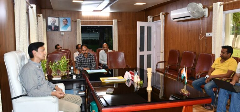 माध्यमिक शिक्षा विभाग की समीक्षा बैठक में अधिकारियों को निर्देश देते आयुक्त एवं मुख्यमंत्री के सचिव दीपक रावत।