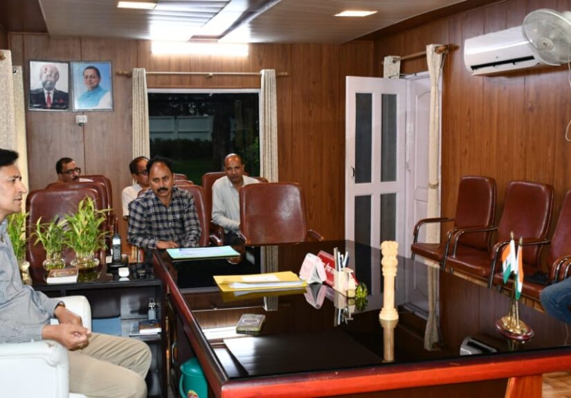 माध्यमिक शिक्षा विभाग की समीक्षा बैठक में अधिकारियों को निर्देश देते आयुक्त एवं मुख्यमंत्री के सचिव दीपक रावत।