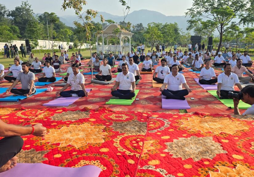 देहरादून के एमडीडीए सिटी फॉरेस्ट पार्क में अंतरराष्ट्रीय योग दिवस 2026 पर मुख्य सचिव आनंद बर्धन और 1000 से अधिक लोगों द्वारा सामूहिक योग करते हुए।