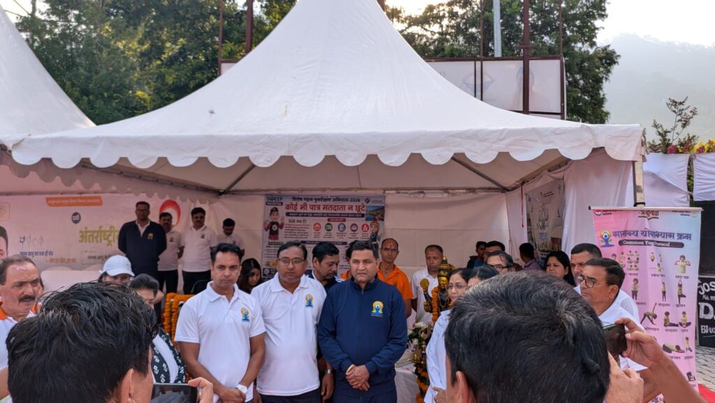 अंतरराष्ट्रीय योग दिवस 2026 पर भीमताल, नैनीताल और हल्द्वानी में आयोजित सामूहिक योग कार्यक्रम में प्रतिभागी योगाभ्यास करते हुए तथा SIR अभियान के प्रति जागरूक होते हुए।
