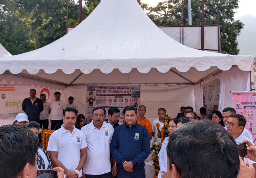 अंतरराष्ट्रीय योग दिवस 2026 पर भीमताल, नैनीताल और हल्द्वानी में आयोजित सामूहिक योग कार्यक्रम में प्रतिभागी योगाभ्यास करते हुए तथा SIR अभियान के प्रति जागरूक होते हुए।