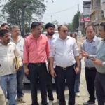 कैंची धाम मेले की तैयारियों का निरीक्षण करते प्रशासनिक अधिकारी और सड़क का जायजा लेते अधिकारी।