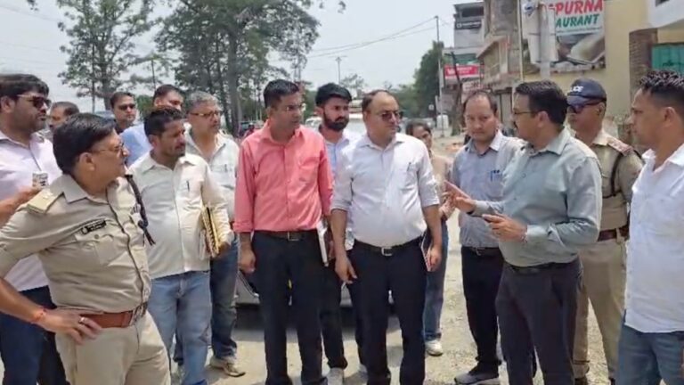 कैंची धाम मेले की तैयारियों का निरीक्षण करते प्रशासनिक अधिकारी और सड़क का जायजा लेते अधिकारी।
