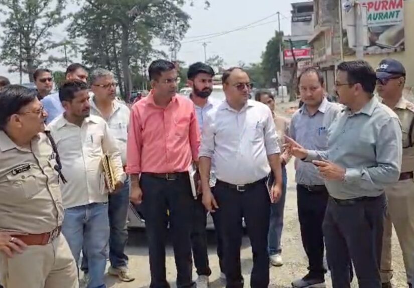 कैंची धाम मेले की तैयारियों का निरीक्षण करते प्रशासनिक अधिकारी और सड़क का जायजा लेते अधिकारी।