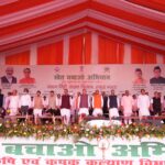 रुद्रपुर में खेत बचाओ अभियान के शुभारंभ कार्यक्रम में केंद्रीय कृषि मंत्री शिवराज सिंह चौहान और मुख्यमंत्री पुष्कर सिंह धामी किसानों को संबोधित करते हुए।