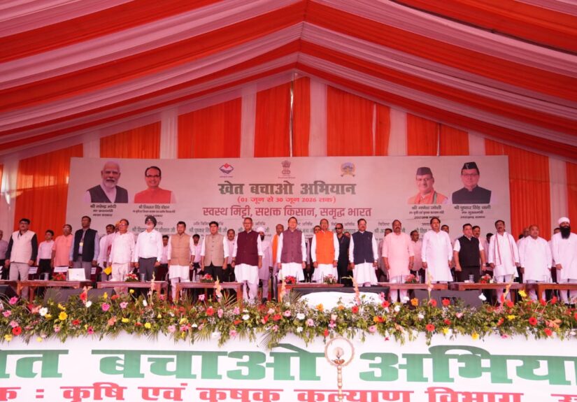 रुद्रपुर में खेत बचाओ अभियान के शुभारंभ कार्यक्रम में केंद्रीय कृषि मंत्री शिवराज सिंह चौहान और मुख्यमंत्री पुष्कर सिंह धामी किसानों को संबोधित करते हुए।