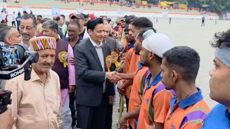 100वीं ऑल इंडिया ट्रेड्स कप हॉकी प्रतियोगिता का उद्घाटन करते आयुक्त दीपक रावत