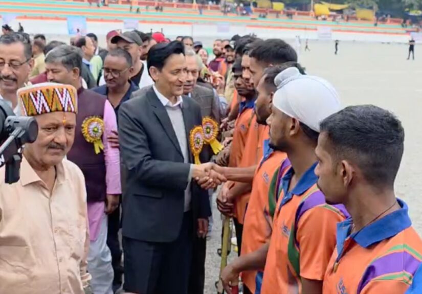 100वीं ऑल इंडिया ट्रेड्स कप हॉकी प्रतियोगिता का उद्घाटन करते आयुक्त दीपक रावत