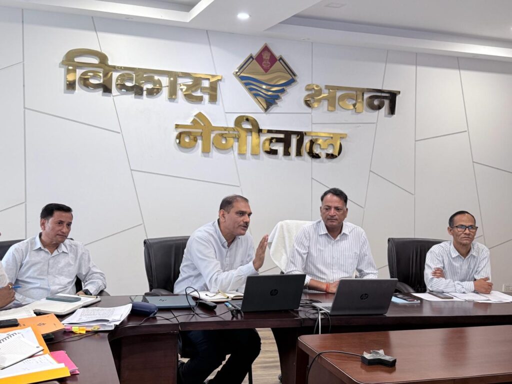 नैनीताल में SARA समीक्षा बैठक की अध्यक्षता करते मुख्य विकास अधिकारी अरविंद कुमार पांडेय।