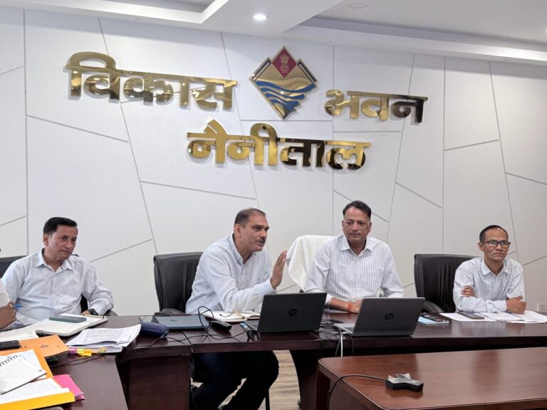 नैनीताल में SARA समीक्षा बैठक की अध्यक्षता करते मुख्य विकास अधिकारी अरविंद कुमार पांडेय।