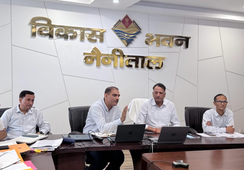 नैनीताल में SARA समीक्षा बैठक की अध्यक्षता करते मुख्य विकास अधिकारी अरविंद कुमार पांडेय।