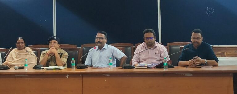 NEET UG 2026 परीक्षा की तैयारियों की समीक्षा बैठक करते नैनीताल के जिलाधिकारी ललित मोहन रयाल