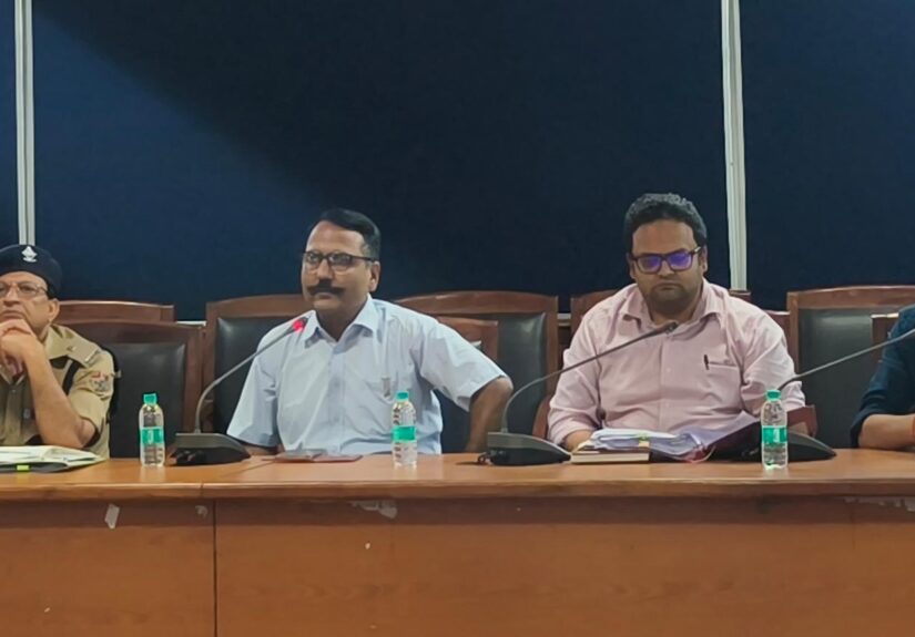 NEET UG 2026 परीक्षा की तैयारियों की समीक्षा बैठक करते नैनीताल के जिलाधिकारी ललित मोहन रयाल