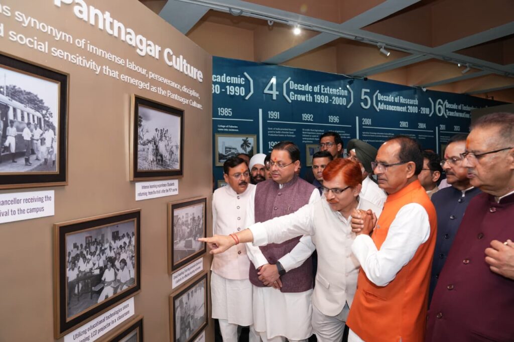 पंतनगर कृषि विश्वविद्यालय में पूर्व छात्र सम्मेलन के उद्घाटन अवसर पर केंद्रीय कृषि मंत्री शिवराज सिंह चौहान, मुख्यमंत्री पुष्कर सिंह धामी और कृषि मंत्री गणेश जोशी दीप प्रज्ज्वलित करते हुए।