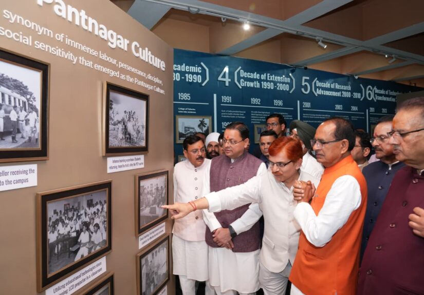 पंतनगर कृषि विश्वविद्यालय में पूर्व छात्र सम्मेलन के उद्घाटन अवसर पर केंद्रीय कृषि मंत्री शिवराज सिंह चौहान, मुख्यमंत्री पुष्कर सिंह धामी और कृषि मंत्री गणेश जोशी दीप प्रज्ज्वलित करते हुए।
