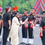 राष्ट्रपति द्रौपदी मुर्मू देहरादून स्थित भारतीय सैन्य अकादमी में पासिंग आउट परेड की समीक्षा करते हुए।