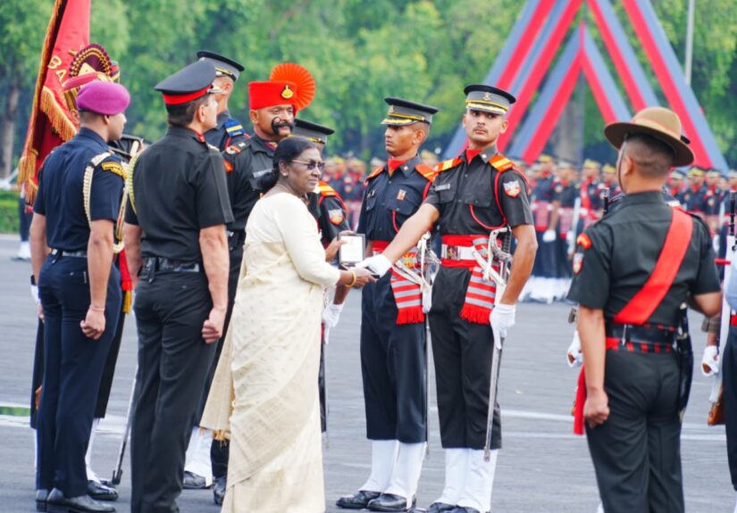 राष्ट्रपति द्रौपदी मुर्मू देहरादून स्थित भारतीय सैन्य अकादमी में पासिंग आउट परेड की समीक्षा करते हुए।