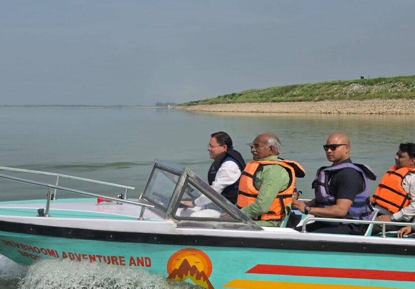 मुख्यमंत्री पुष्कर सिंह धामी गदरपुर में अंतर्राष्ट्रीय क्याकिंग एवं कैनोइंग प्रतियोगिता की तैयारियों का निरीक्षण करते हुए।