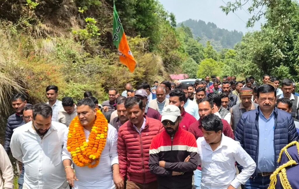 कैबिनेट मंत्री राम सिंह कैड़ा ओखलकांडा ब्लॉक के गांवों में ग्रामीणों की समस्याएं सुनते हुए