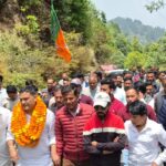 कैबिनेट मंत्री राम सिंह कैड़ा ओखलकांडा ब्लॉक के गांवों में ग्रामीणों की समस्याएं सुनते हुए