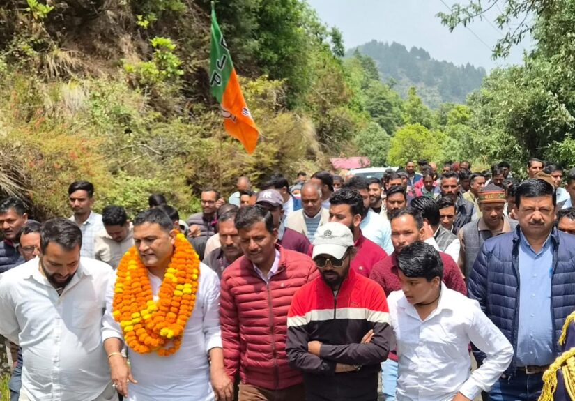 कैबिनेट मंत्री राम सिंह कैड़ा ओखलकांडा ब्लॉक के गांवों में ग्रामीणों की समस्याएं सुनते हुए
