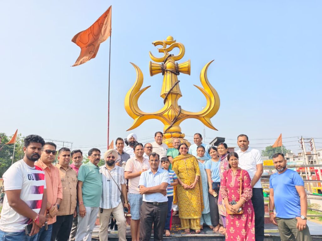 रुद्रपुर के त्रिशूल चौक पर आदि कैलाश यात्रा पर जा रहे श्रद्धालुओं का स्वागत करते महापौर विकास शर्मा