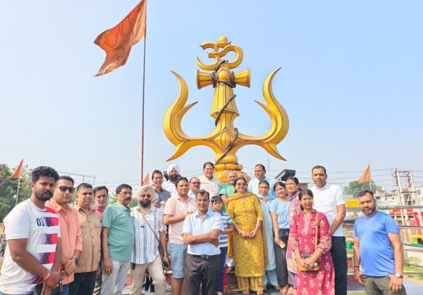 रुद्रपुर के त्रिशूल चौक पर आदि कैलाश यात्रा पर जा रहे श्रद्धालुओं का स्वागत करते महापौर विकास शर्मा