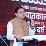 संविधान हत्या दिवस कार्यक्रम में लोकतंत्र सेनानियों को सम्मानित करते मुख्यमंत्री पुष्कर सिंह धामी