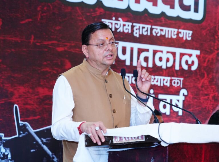 संविधान हत्या दिवस कार्यक्रम में लोकतंत्र सेनानियों को सम्मानित करते मुख्यमंत्री पुष्कर सिंह धामी