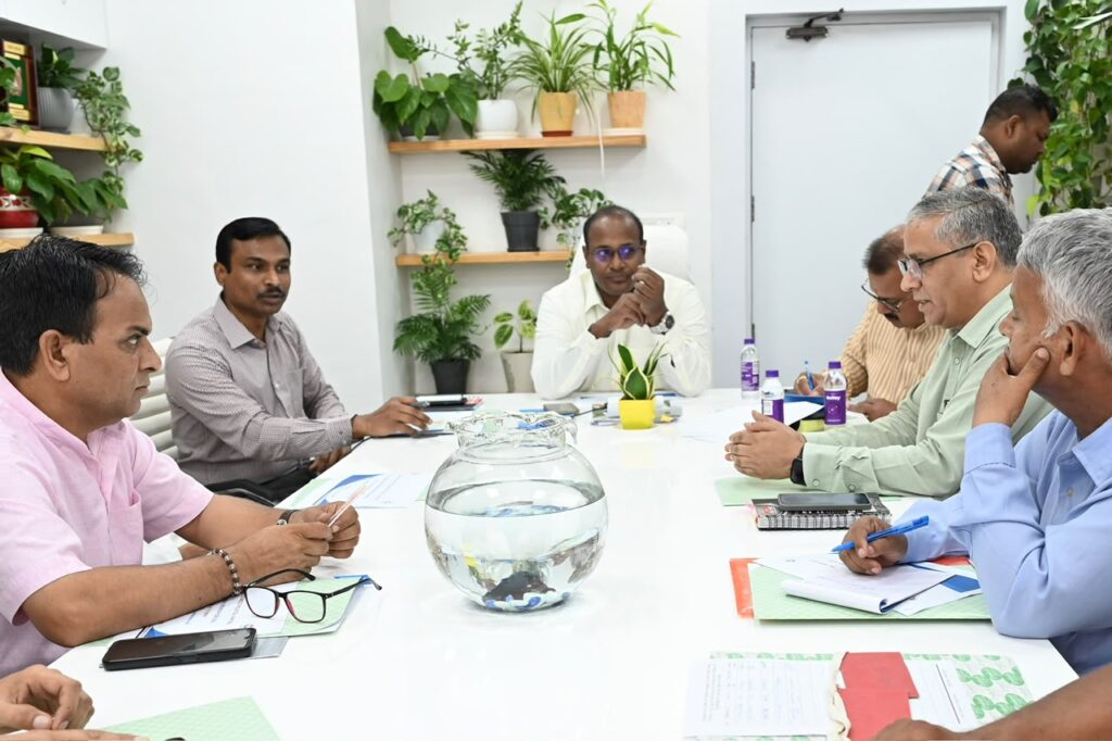उत्तराखंड के मुख्य निर्वाचन अधिकारी डॉ. बीवीआरसी पुरुषोत्तम राजनीतिक दलों के प्रतिनिधियों के साथ SIR-2026 बैठक करते हुए।