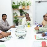 उत्तराखंड के मुख्य निर्वाचन अधिकारी डॉ. बीवीआरसी पुरुषोत्तम राजनीतिक दलों के प्रतिनिधियों के साथ SIR-2026 बैठक करते हुए।