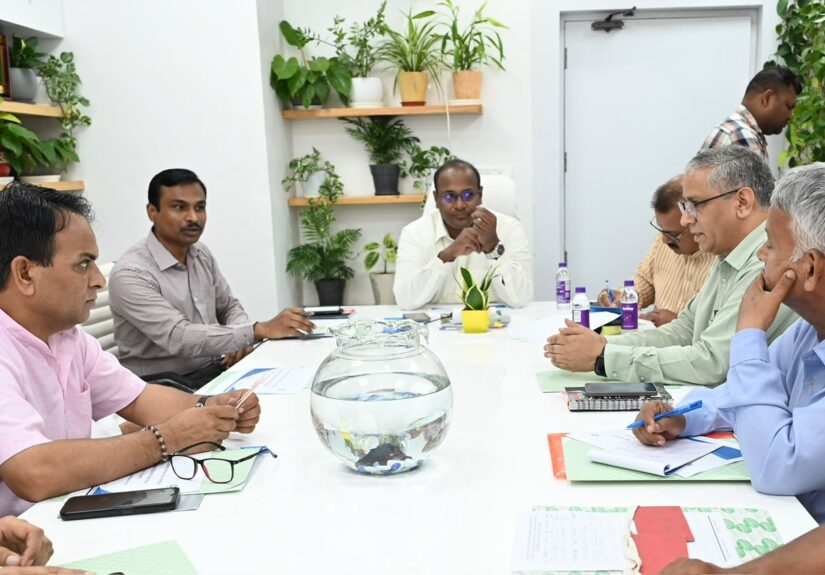 उत्तराखंड के मुख्य निर्वाचन अधिकारी डॉ. बीवीआरसी पुरुषोत्तम राजनीतिक दलों के प्रतिनिधियों के साथ SIR-2026 बैठक करते हुए।