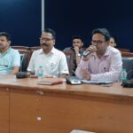 स्नातक स्तरीय परीक्षा की तैयारियों को लेकर बैठक की अध्यक्षता करते जिलाधिकारी ललित मोहन रयाल।
