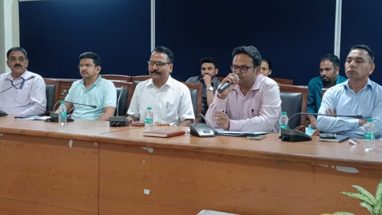 स्नातक स्तरीय परीक्षा की तैयारियों को लेकर बैठक की अध्यक्षता करते जिलाधिकारी ललित मोहन रयाल।