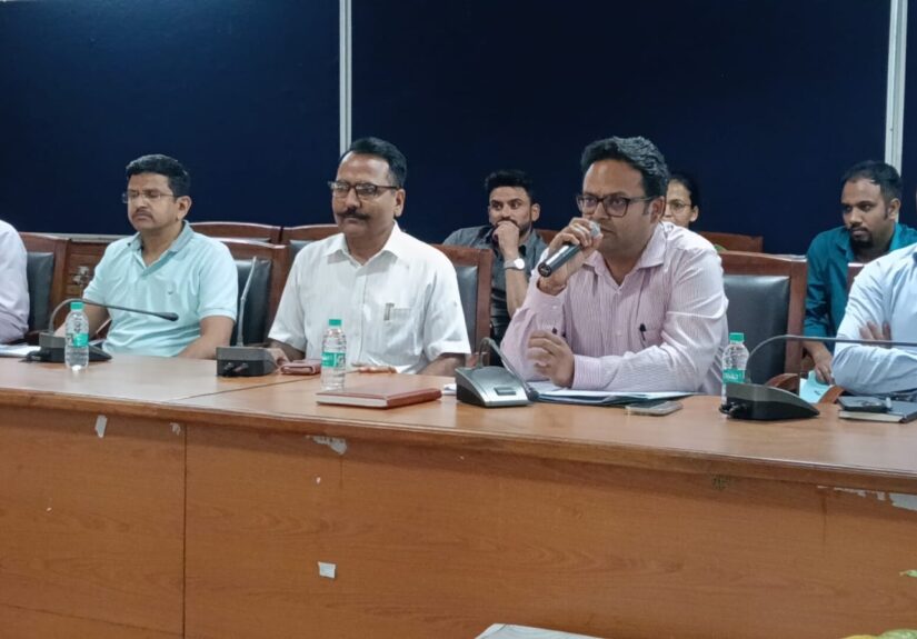 स्नातक स्तरीय परीक्षा की तैयारियों को लेकर बैठक की अध्यक्षता करते जिलाधिकारी ललित मोहन रयाल।